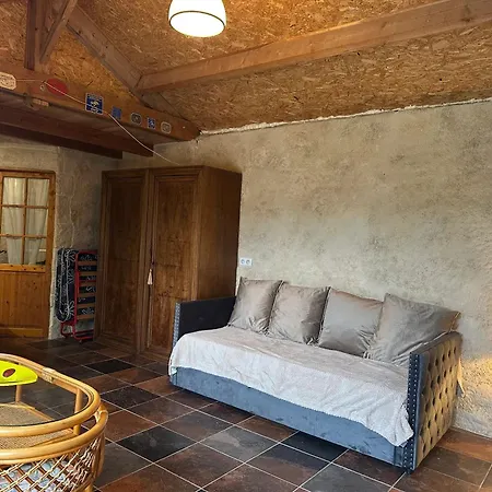à Avec Jardin Et Piscine Partagée, 32 M².