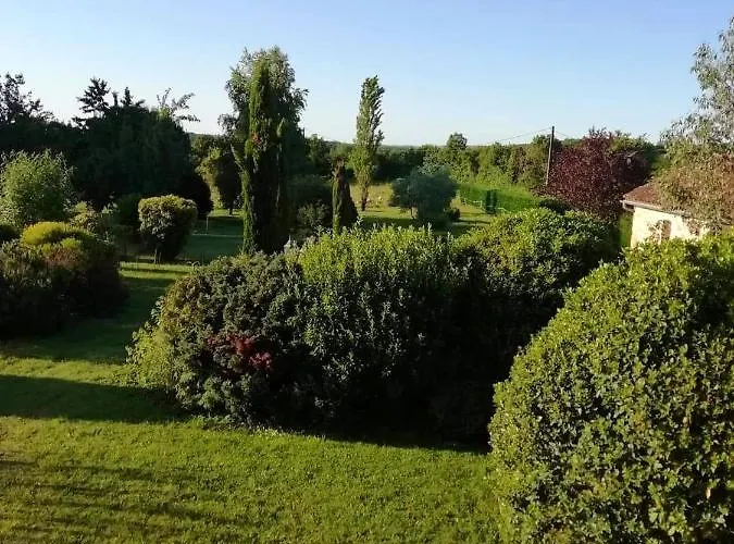 A Avec Jardin Et Piscine Partagee, 32 M². Bio (Lot)